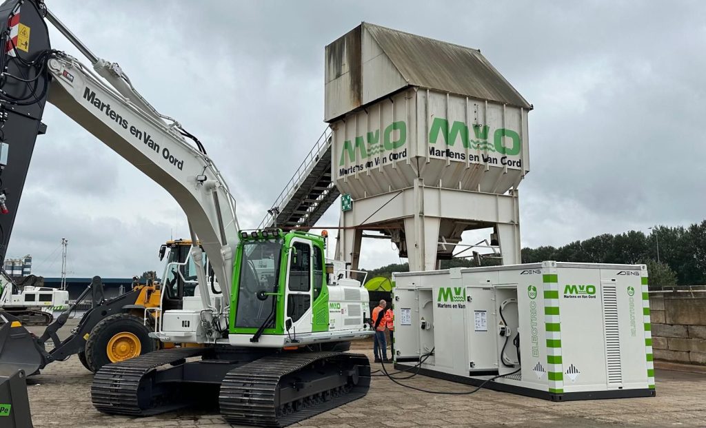 Kraan staat op bouwproject naast accu container