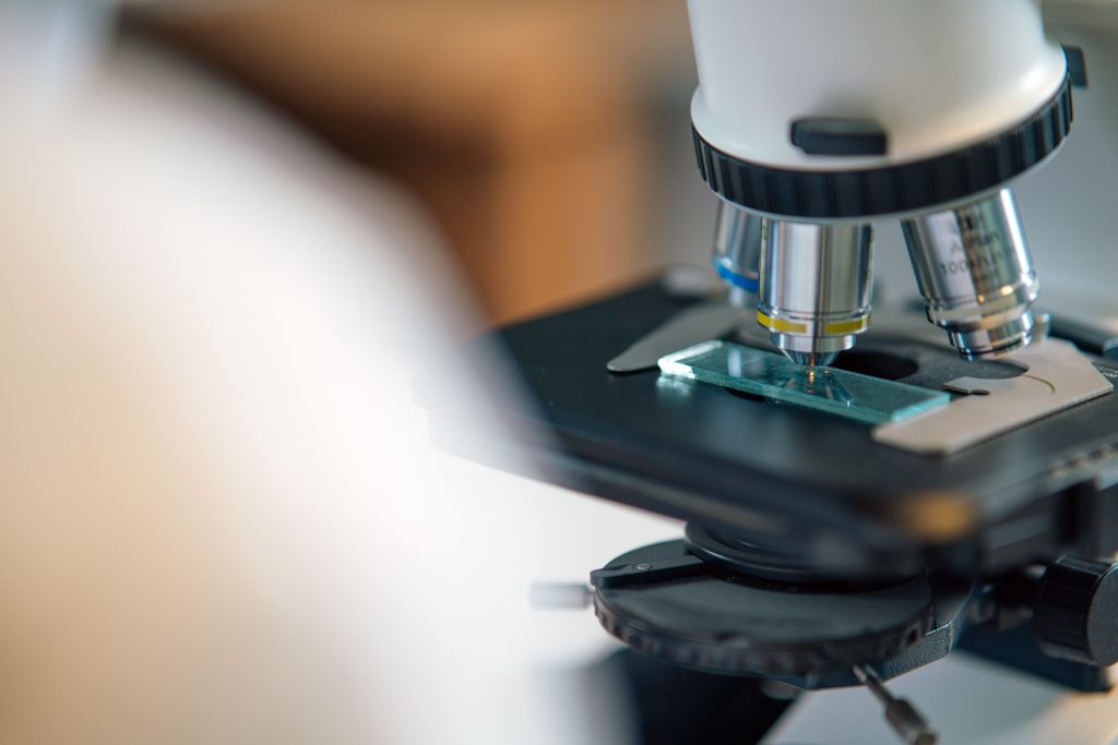 Microscope in laboratorium